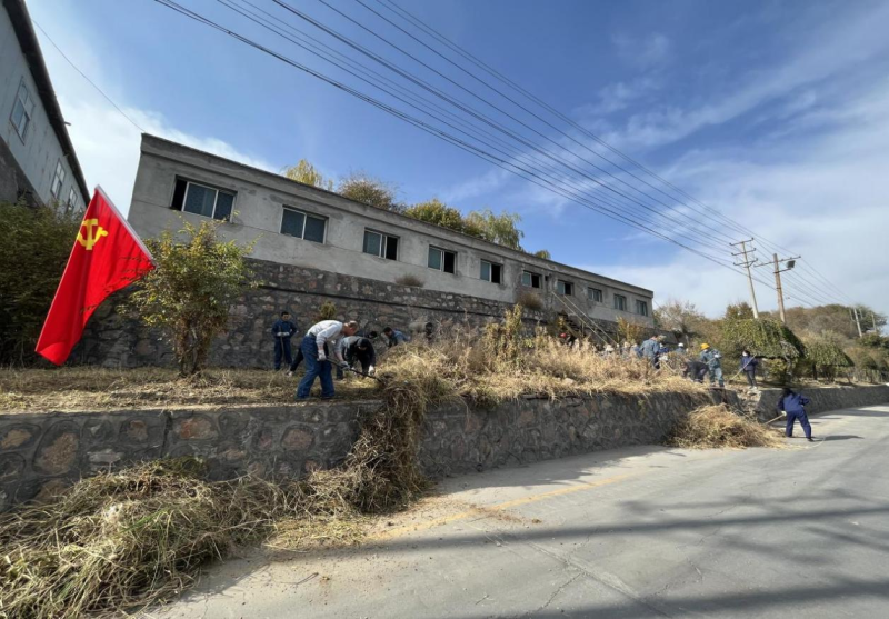 有工投黨員干部、團(tuán)員青年的耕耘那處便是公司最美麗的一角-----物產(chǎn)工投公司開展環(huán)境專項整治主題黨日、團(tuán)日活動